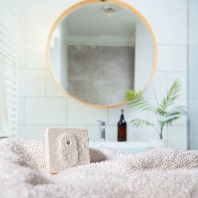 Shelly BLU H&T ZB Ivory - senzor Zigbee temperatura si umiditate - lifestyle