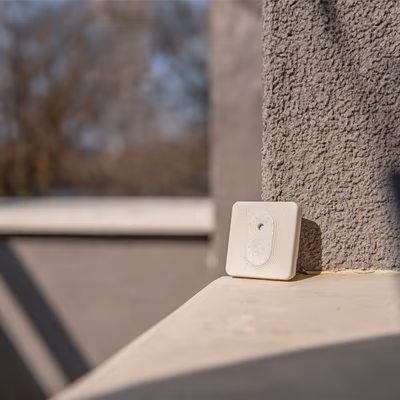Shelly BLU H&T ZB Ivory - senzor Zigbee temperatura si umiditate - lifestyle