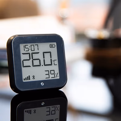 Shelly H&T Gen3 Matte Black — senzor Wi-Fi temperatură și umiditate cu e-ink - lifestyle