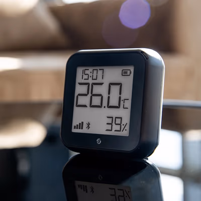 Shelly H&T Gen3 Matte Black — senzor Wi-Fi temperatură și umiditate cu e-ink - lifestyle