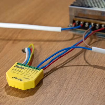Shelly Plus RGBW PM controler banda LED Wi-Fi cu masurarea consumului - features