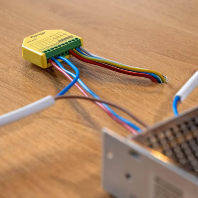 Shelly Plus RGBW PM controler banda LED Wi-Fi cu masurarea consumului - features