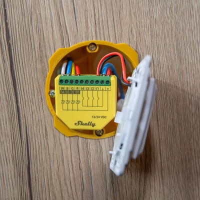 Shelly Plus RGBW PM controler banda LED Wi-Fi cu masurarea consumului - lifestyle
