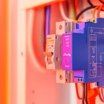 Shelly Pro 1 — releu pe sina DIN cu contact uscat, Wi-Fi, LAN si Bluetooth - lifestyle